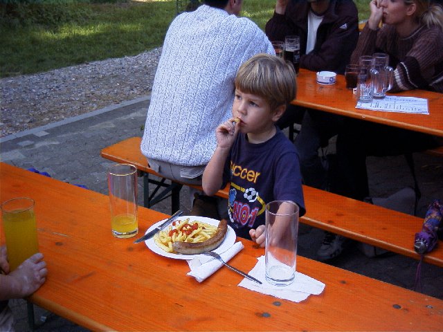 Alec mit Bratwurst